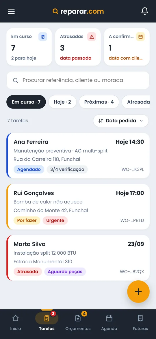 Lista de trabalhos no telemóvel de um técnico, com a hora, a morada e o estado de cada um.